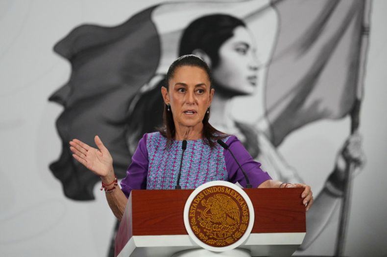La presidenta Claudia Sheinbaum ofrece su conferencia de prensa matutina diaria en el Palacio Nacional, el jueves 30 de abril de 2026, en Ciudad de México. (AP Foto/Fernando Llano)