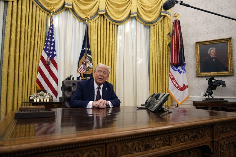 ARCHIVO - El presidente Donald Trump responde preguntas mientras firma decretos en la Oficina Oval de la Casa Blanca, el 23 de enero de 2025 en Washington. (AP Foto/Ben Curtis, Archivo)