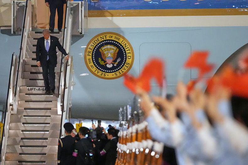 El presidente estadounidense Donald Trump llega el miércoles 13 de mayo de 2026 al Aeropuerto Internacional de Beijing. (AP Foto/Mark Schiefelbein)