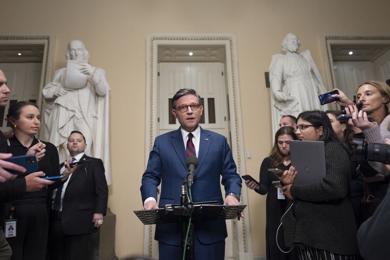 El presidente de la Cámara de Representantes, el republicano Mike Johnson, habla brevemente con la prensa antes de una votación sobre un proyecto de ley provisional para impedir un cierre gubernamental, el jueves 19 de diciembre de 2024, en el Capitolio en Washington. (AP Foto/J. Scott Applewhite)