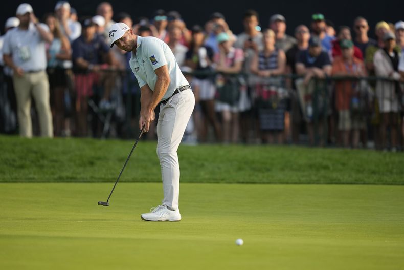 Sam Burns realiza un putt en el hoyo 18 durante la tercera ronda del US Open, el sábado 14 de junio de 2025, en Oakmont, Pensilvania (AP Foto/Seth Wenig)