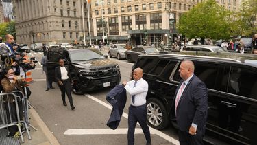 El alcalde de la Ciudad de Nueva York, Eric Adams, segundo de la derecha, llega a un tribunal de Nueva York, el miércoles 2 de octubre de 2024. (AP Foto/Seth Wenig)