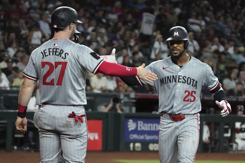 Byron Buxton, de los Mellizos de Minnesota, festeja con Ryan Jeffers tras conectar un jonrón de tres carreras en el juego ante los Diamondbacks de Arizona, el jueves 27 de junio de 2024 (AP foto/Rick Scuteri)