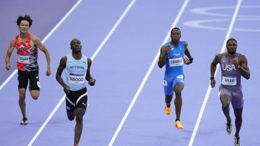 El estadounidense Noah Lyles (derecha) y el botsuano Letsile Tebogo (segundo a la izquierda) compite en los 200 metros de los Juegos Olímpicos de París, el miércoles 7 de agosto de 2024, en Saint-Denis, Francia. (AP Foto/Martin Meissner)