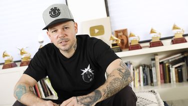 ARCHIVO - El músico y realizador René Pérez Joglar, conocido profesionalmente como Residente, posa en Nueva York en una fotografía del 12 de julio de 2019. Residente lanzó su segundo álbum solista “Las letras ya no importan” el 22 de febrero de 2024. (Foto Brian Ach/Invision/AP, Archivo)