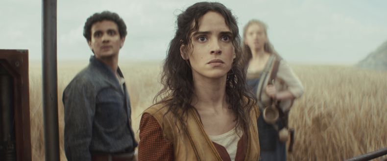 Esta imagen publicada por Disney+ muestra a Adria Arjona, como Bix Caleen, en una escena de Andor. (Lucasfilm Ltd./Disney+ via AP)