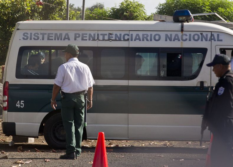 En esta fotograf&iacute;a se ve a varios de los 18 mexicanos que fueron detenidos en Nicaragua cuando se hicieron pasar como periodistas para tratar de contrabandear 9,2 millones de d&oacute;lares producto del narcotr&aacute;fico, sentados en un veh&iacut