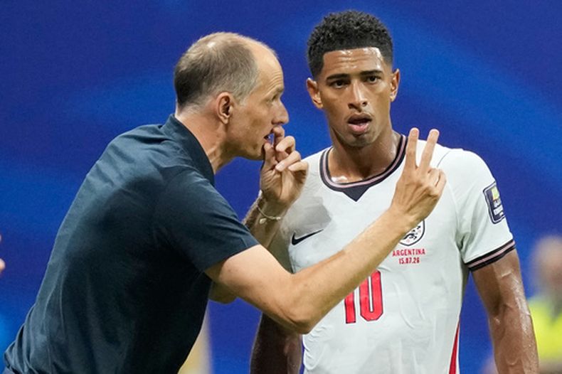 El alemán Thomas Tuchel, técnico de Inglaterra, habla con Jude Bellingham durante la semifinal mundialita ante Argentina el miércoles 15 de julio de 2026 en Atlanta (AP Foto/Rebecca Blackwell)