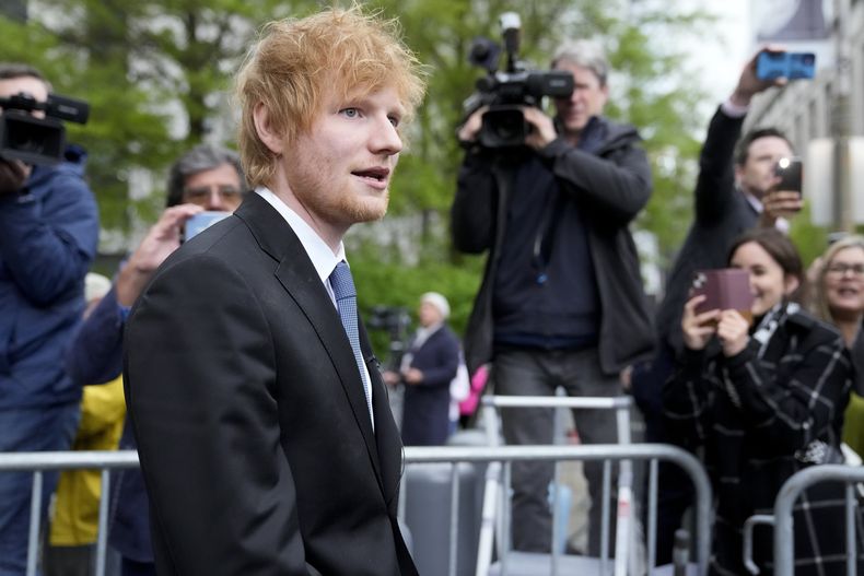 El músico Ed Sheeran se retira tras hablar con medios de comunicación fuera de una Corte Federal en Nueva York tras ganar su juicio por violaciones a los derechos de autor el jueves 4 de mayo de 2023 en Nueva York. Un jurado federal concluyó que Sheeran no plagió componentes clave del clásico de Marvin Gaye de la década de 1970 Lets Get It On cuando creó su éxito Thinking Out Loud. (Foto AP/John Minchillo)
