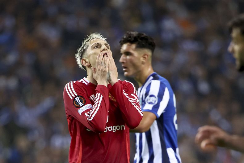 Alejandro Garnacho del Manchester United reacciona durante el partido contra Porto en la Liga Europa, el jueves 3 de octubre de 2024. (AP Foto/Luis Vieira)