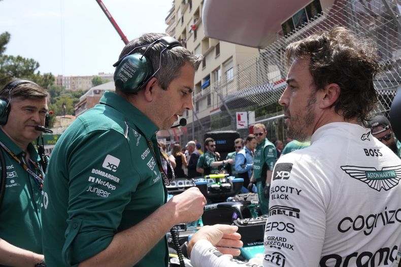Fernando Alonso (derecha) del equipo Aston Martin previo al Gran Premio de Mónaco de la Fórmula Uno, el domingo 28 de mayo de 2023. (AP Foto/Luca Bruno)