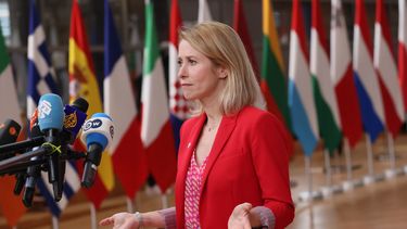 La jefa de política exterior de la Unión Europea, Kaja Kallas, habla con los medios a su llegada a una cumbre de la UE en el edificio del Consejo Europeo en Bruselas, el jueves 23 de octubre de 2025. (AP Foto/Francois Walschaerts)