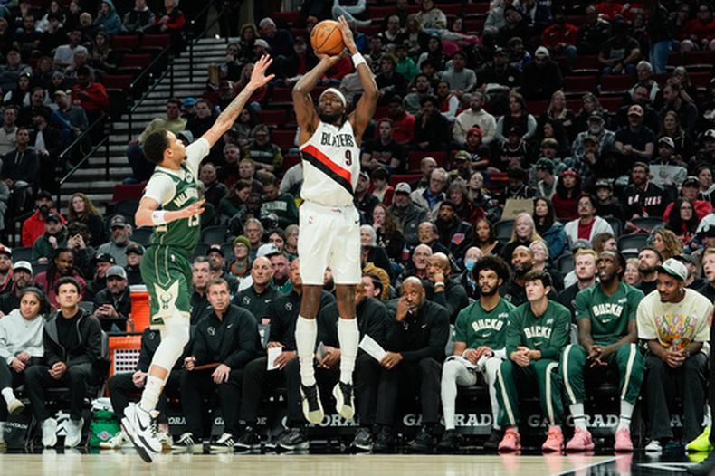 Jerami Grant (9), de los Trail Blazers de Portland, dispara un triple durante la segunda mitad del juego de baloncesto de la NBA en contra de los Bucks de Milwaukee, el miércoles 25 de marzo de 2026, en Portland, Oregon. (AP Foto/Jenny Kane)