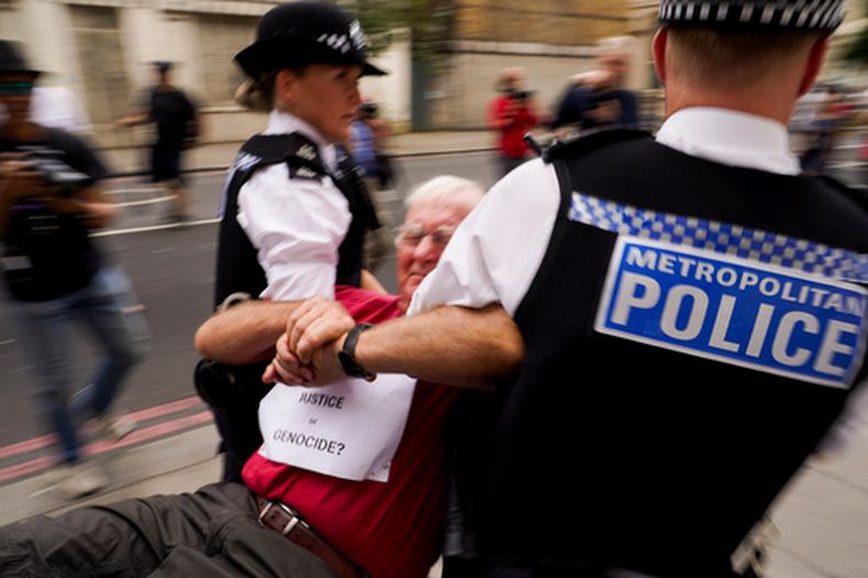 Un manifestante es arrestado por la policía fuera del Tribunal de Magistrados de Westminster en Londres, el jueves 30 de julio de 2026, mientras se desarrollaba una audiencia de declaración de 25 personas acusadas de mostrar su apoyo a Palestine Action. (AP Photo/Alberto Pezzali)