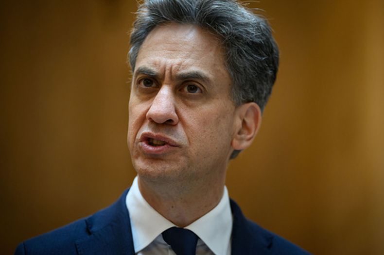 ARCHIVO - El secretario británico de Exteriores, Ed Miliband, habla durante una conferencia de prensa en Madrid, España, el 29 de julio de 2026. (Leon Neal/Pool Foto via AP, Archivo)