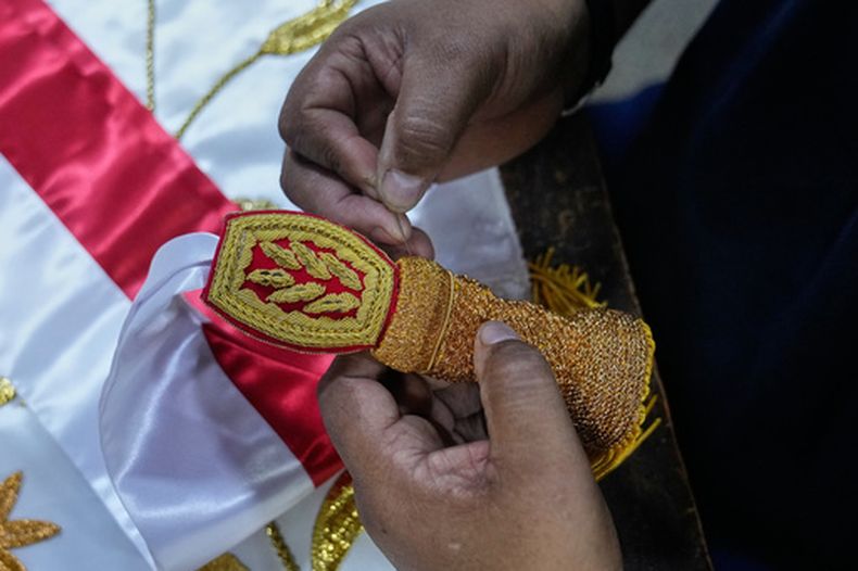 El maestro bordador Dante Grados trabaja en la banda presidencial que está confeccionando para la presidenta electa Keiko Fujimori, en Lima (Perú), el viernes 24 de julio de 2026. (Foto AP/Martín Mejía)