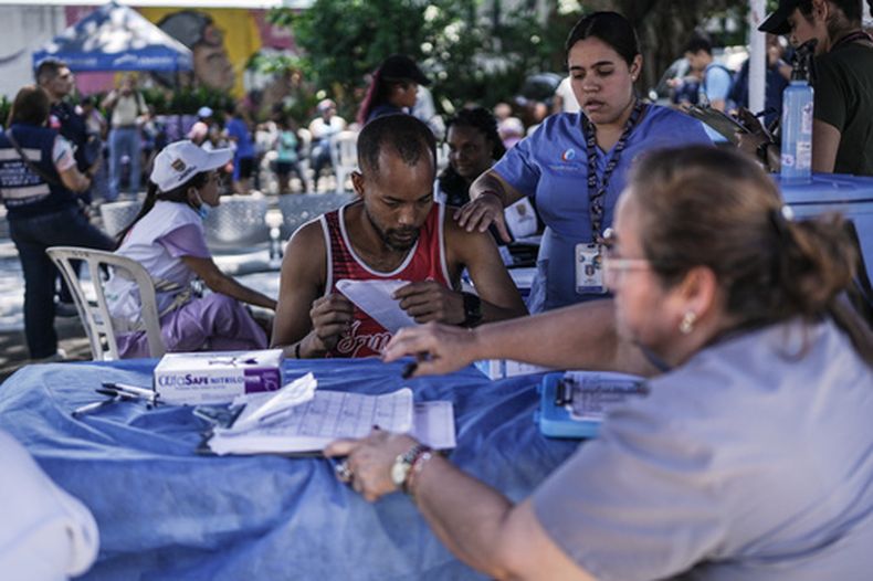 Personal sanitario atiende a personas afectadas por el sismo tres días después de que éste sacudiera Cali, Colombia, el jueves 13 de agosto de 2026. (Foto AP/Iván Valencia)