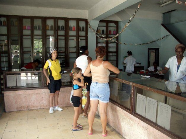 Farmacia (vacía) para los nacionales.