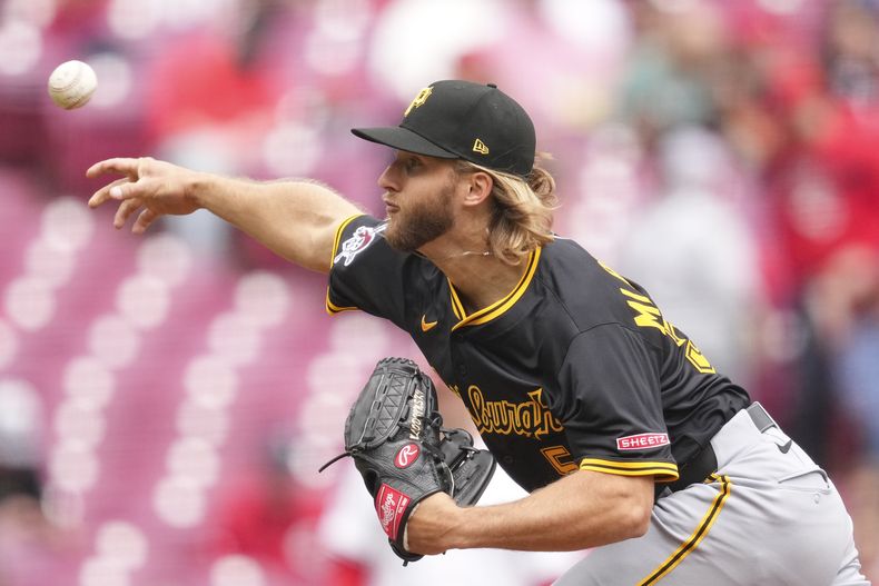 La lanzadora de los Piratas de Pittsburgh, Carmen Mlodzinski, lanza durante la primera entrada de un juego de béisbol contra los Rojos de Cincinnati, el domingo 13 de abril de 2025, en Cincinnati. (AP Foto/Jeff Dean)