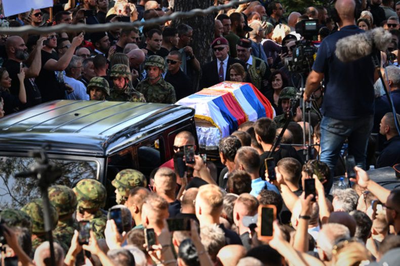 Militares serbios pasan junto al féretro del excomandante del ejército serbobosnio Ratko Mladić —quien falleció la semana pasada cuando cumplía cadena perpetua por genocidio y otras atrocidades cometidas durante la guerra de Bosnia— en el cementerio de Topčider, en Belgrado, Serbia, el lunes 7 de septiembre de 2026. (Foto AP)
