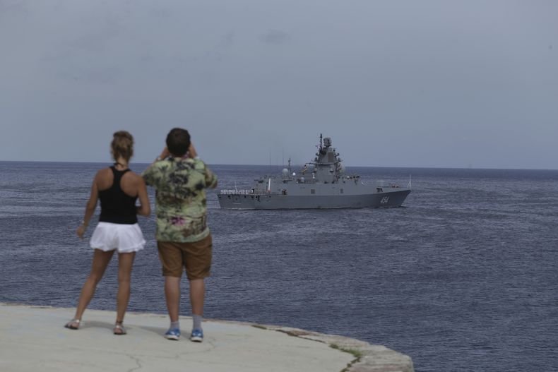 La fragata Almirante Gorshkov de la Armada rusa sale del puerto de La Habana, Cuba, el lunes 17 de junio de 2024. (AP Foto/Ariel Ley)