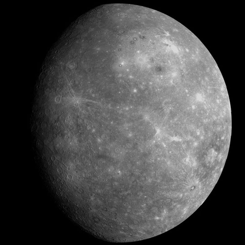 Esta imagen compuesta, facilitada el 22 de octubre de 2013 por la NASA, el Laboratorio de Física Aplicada de la Universidad Johns Hopkins y la Institución Carnegie de Washington, muestra a Mercurio tal como apareció ante la sonda espacial Messenger tras un sobrevuelo del planeta. (NASA/Laboratorio de Física Aplicada de la Universidad Johns Hopkins/Institución Carnegie de Washington vía AP)