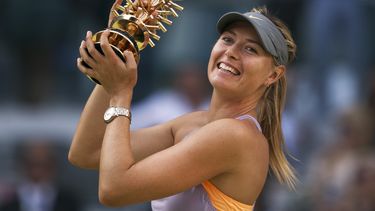 americateve | La rusa Maria Sharapova con el trofeo de campeona del Masters de Madrid tras vencer a la rumana Simona Halep en la final el domingo 11 de mayo de 2014. (AP Foto/Andres Kudacki)