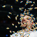 Cal Raleigh, de los Marineros de Seattle, sonríe mientras un compañero le arroja goma de mascar, luego de la victoria sobre los Yanquis de Nueva York, el miércoles 31 de mayo de 2023 (AP Foto/Lindsey Wasson)