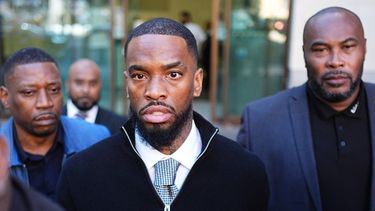 El delantero inglés Ivan Toney, (centro) se retira de un tribunal de Londres, el jueves 1 de octubre de 2026, tras declararse no culpable de agredir a un individuo en un club nocturno de Soho. (Aaron Chown/PA vía AP)