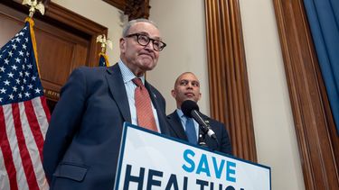 El líder de la minoría en el Senado, Chuck Schumer, demócrata de Nueva York, izquierda, y el líder de la minoría en la Cámara de Representantes, Hakeem Jeffries, demócrata de Nueva York, hablan con periodistas sobre los subsidios a los seguros médicos, en el Capitolio en Washington, el miércoles 3 de diciembre de 2025. (Foto AP/J. Scott Applewhite)