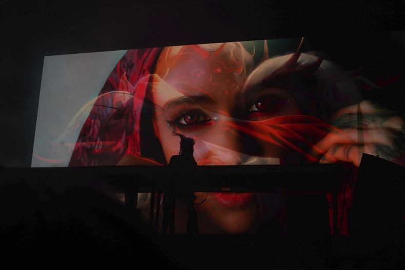 La DJ canadiense Grimes durante su presentación en el festival AXE Ceremonia en el parque Bicentenario en la Ciudad de México el sábado 23 de marzo de 2024. (Foto AP/Marco Ugarte)