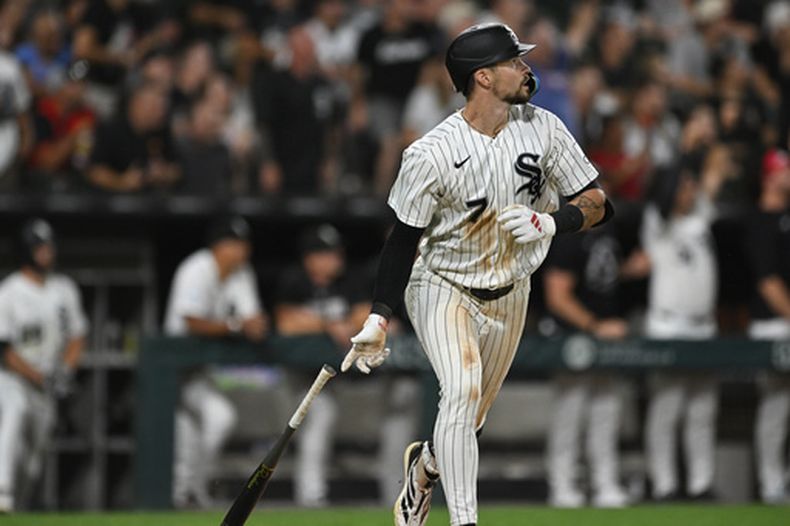 Brenton Doyle, de los Medias Blancas de Chicago, observa la pelota al batear un jonrón de tres carreras en el encuentro ante los Rangers de Texas, el miércoles 26 de agosto de 2026 (AP Foto/Paul Beaty)