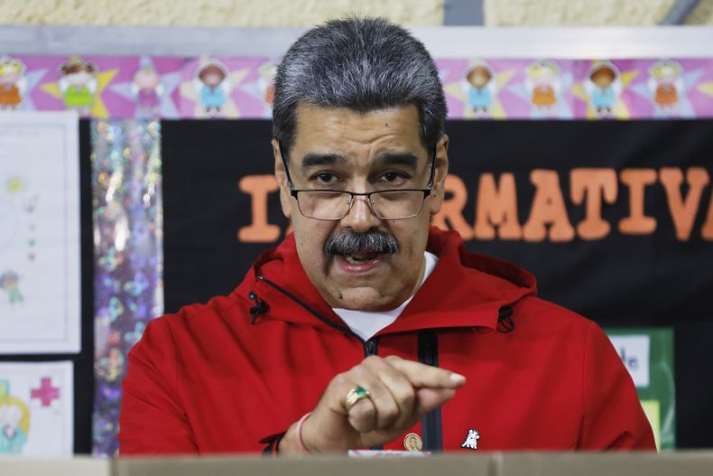 El presidente venezolano Nicolás Maduro habla tras sufragar en las elecciones municipales, el domingo 27 de julio de 2025, en Caracas, Venezuela. (AP Foto/Cristian Hernández)
