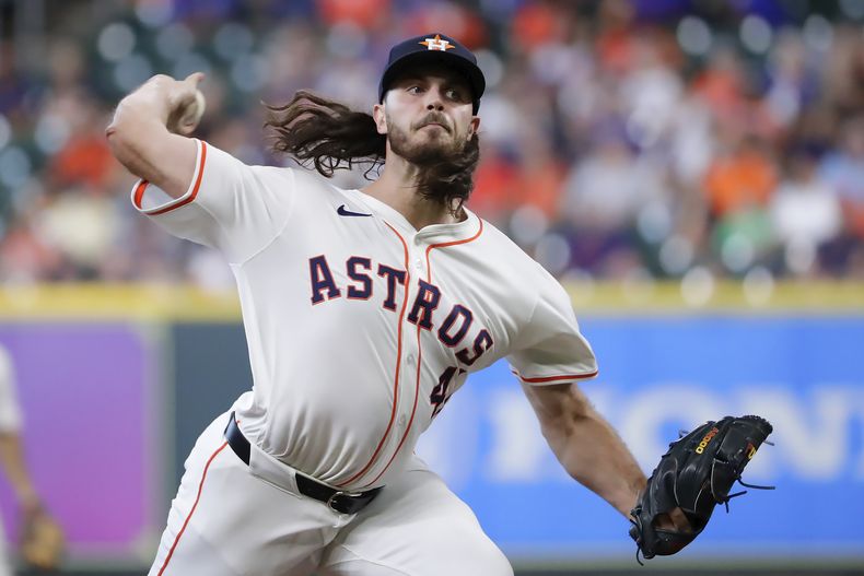 El abridor de los Astros de Houston Spencer Arrighetti lanza en la primera entrada ante los Rockies de Colorado el miércoles 26 de junio del 2024. (AP Foto/Michael Wyke)