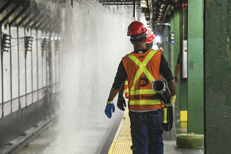 En esta imagen distribuida por MTA New York City Transit, se ve una fuga de agua cayendo sobre la estación Times Square del metro, el martes 29 de agosto de 2023, en Nueva York. (Marc A. Hermann / MTA, via AP)