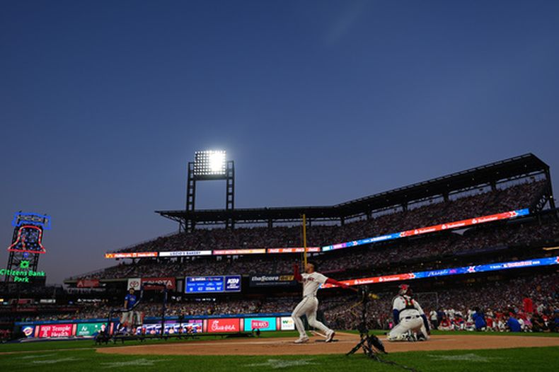 El venezolano Willson Contreras de los Medias Rojas de Boston batea en el Derby de Jonrones de la MLB el lunes 13 de julio del 2026. (AP Foto/Matt Rourke)