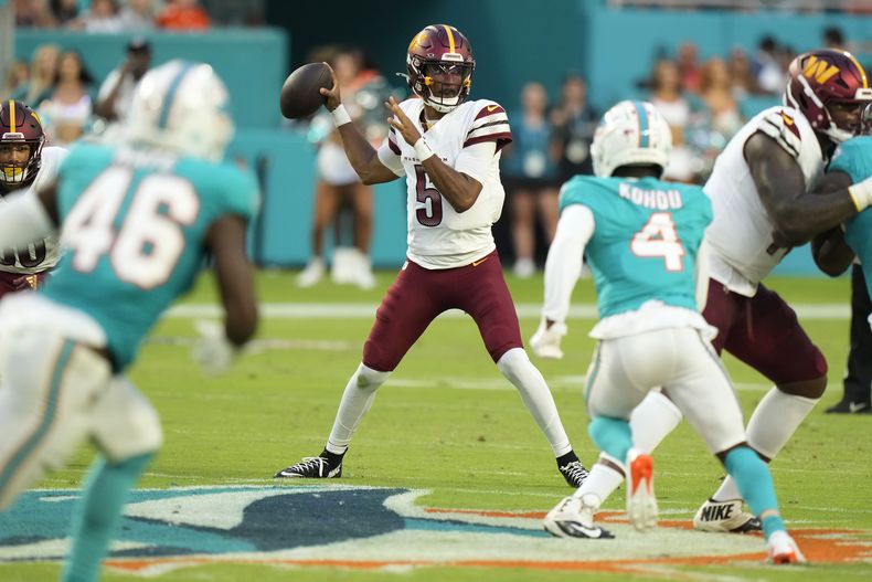 El mariscal de campo de los Washington Commanders, Jayden Daniels (5), durante la primera mitad de un partido de pretemporada de la NFL contra los Miami Dolphins, el sábado 17 de agosto de 2024, en Miami Gardens, Florida (AP Foto/Wilfredo Lee)