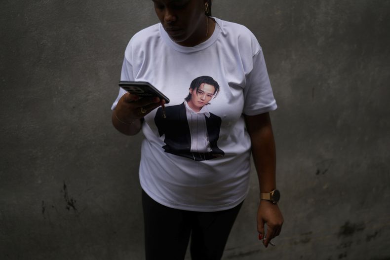 Una seguidora del K-pop lleva una camiseta con la imagen del cantante G-Dragon, de la banda coreana Big Bang, en una casa cultural en La Habana, Cuba, el sábado 7 de septiembre de 2024. (Foto AP/Ramón Espinosa)