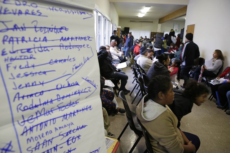 Una sala de espera llena de solicitantes aguardan a ser llamados para inscribirse en el sistema de atenci&oacute;n m&eacute;dica el lunes 31 de marzo de 2014, en Bay Area Rescue Mission, en Richmond, California. (Foto AP/Eric Risberg)