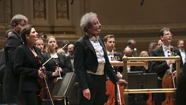 En esta imagen proporcionada por Carnegie Hall, Albena Danailova, frente a la izquierda, y Franz Welser-Möst después de una función con la Filarmónica de Viena en el Carnegie Hall en Nueva York el 3 de marzo de 2024. La Filarmónica de Viena tiene 24 integrantes femeninas de entre 145 miembros. (Steve J. Sherman/Carnegie Hall vía AP)