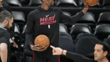 Bam Adebayo, pívot del Heat de Miami, participa en la práctica del sábado 3 de junio de 2023, para el segundo encuentro de las Finales de la NBA (AP foto/David Zalubowski)
