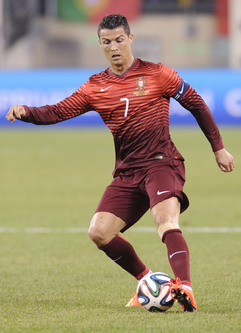 Cristiano Ronaldo, de Portugal, controla el bal&oacute;n durante la segunda mitad de un partido amistoso de f&uacute;tbol contra Irlanda disputado el martes 10 de junio de 2014 en East Rutherford, Nueva Jersey. Portugal gan&oacute; 5-1. (Foto AP/Bill Kost