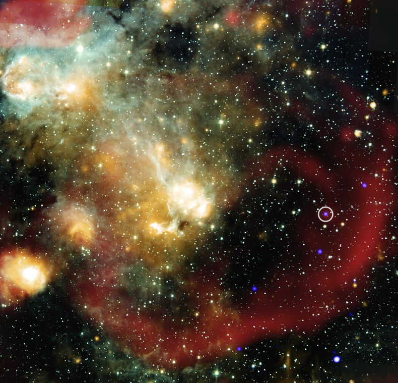 Imagen de la NASA que muestra rayos X del Observatorio Chandra de la agencia (en azul) combinados con data infrarrojo del retirado Telescopio Spitzer (cian, azul claro y naranja) y de MeerKat (rojo). La imagen más pequeña muestra una vista más detallada del área inmediata alrededor de este objeto inusual en luces radiales y rayos X. (NASA/Chandra/Spitzer/MeerKat via AP)