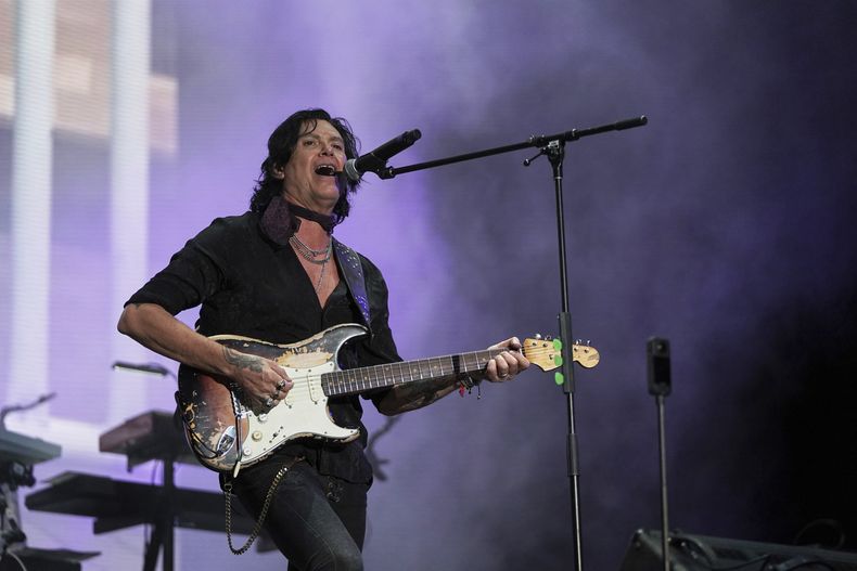 El cantante Saul Hernández de la banda mexicana Caifanes durante su presentación en la 25ª edición del festival de música Vive Latino en la Ciudad de México, el sábado 15 de marzo de 2025. (Foto AP/Aurea Del Rosario)