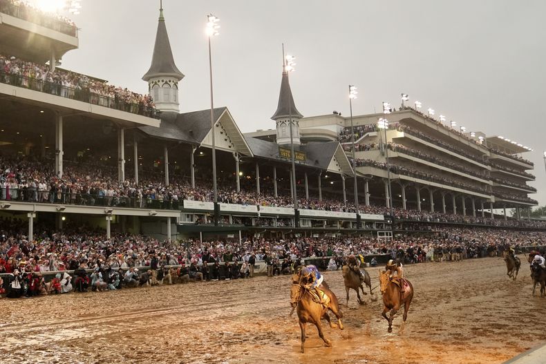 Sovereignty, izquierda, cabalgado por Junior Alvarado, cruza la meta para ganar la 151ra. edición del Derby de Kentucky en el hipódromo Churchill Downs, el sábado 3 de mayo de 2025, en Louisville, Kentucky. (AP Foto/Abbie Parr)