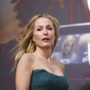 Gillian Anderson posa en el estreno mundial de la película Scoop el miércoles 27 de marzo de 2024 en Londres. (Photo by Vianney Le Caer/Invision/AP)