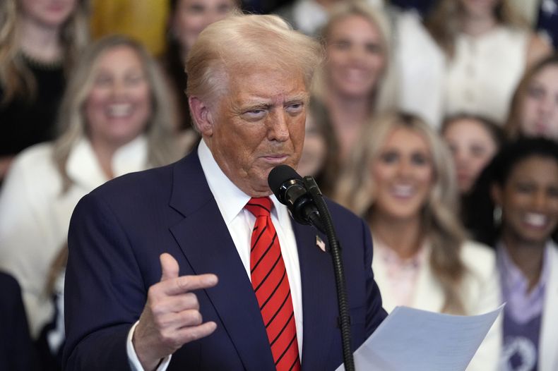 El presidente Donald Trump habla antes de firmar una orden ejecutiva que prohíbe a las atletas transgénero competir en eventos deportivos de mujeres o niñas, en la Sala Este de la Casa Blanca, el miércoles 5 de febrero de 2025, en Washington. (AP foto/Alex Brandon)