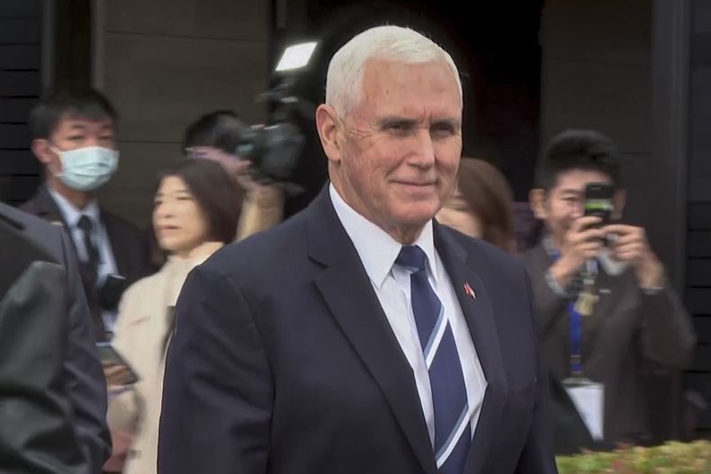 En esta imagen hecha a partir de un video, el exvicepresidente de Estados Unidos, Mike Pence, llega a un foro educativo en Taipéi, Taiwán, el viernes 17 de enero de 2025. (AP Foto/Johnson Lai)
