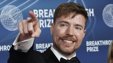 ARCHIVO - Jimmy Donaldson, conocido en línea como MrBeast, llega a la 11ª Ceremonia de los Premios Revelación el 5 de abril de 2025 en Los Ángeles. (Foto de Jordan Strauss/Invision/AP Archivo)