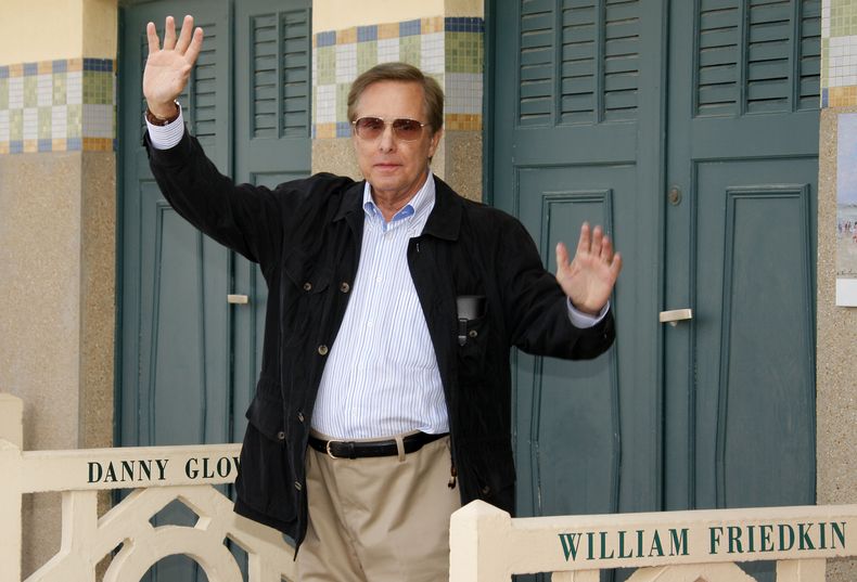 FILE - El director William Friedkin posa en al playa de Deauville en la 38a edición del American Film Festival en Deauville, Normandia, en Francia el 2 de septiembre de 2012. Friedkin, quien ganó el Oscar al mejor director por The French Connection, murió el lunes 7 de agosto de 2023, en Los Ángeles, dijo su esposa Sherry Lansing y uno de sus representantes. (Foto AP/Michel Spingler, archivo)